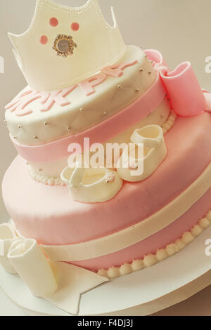 Dettagli della decorazione di una torta di compleanno fatta per little Baby girl, in rosa e bianco. Foto Stock