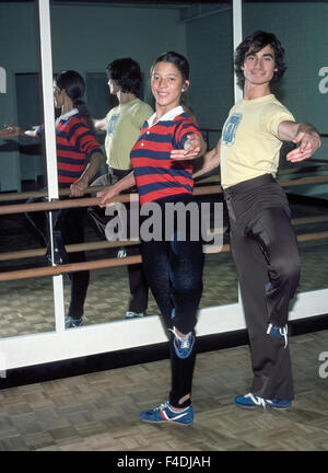 American adolescenti Tai Babilonia, 18 e Randy Gardner, 19, esercizio prima di mettere in pratica la loro coppia pattinaggio sul ghiaccio routine in 1977 ad una pista di pattinaggio nel sud della California, Stati Uniti d'America. Hanno vinto una medaglia d'Oro al 1979 World Figure Skating Championships e qualificato per le Olimpiadi Invernali nel 1976 e 1980. La giovane coppia ha anche vinto cinque U.S. La figura Skating Championships in una fila da 1976 attraverso 1980. La celebrità skaters erano i fuoriclasse in ghiaccio Capades mostra dal 1980 al 1983. La coppia è rimasto il pattinaggio partner per quasi quarant'anni fino al ritiro dallo sport nel 2008. Foto storiche. Foto Stock