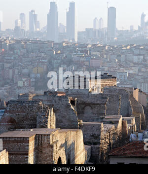 La storia incontra oggi le antiche rovine di Theodora muro Bizantino di Istanbul e moderno skyline di edifici in background a sof Foto Stock