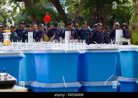 I funzionari di polizia del rivestimento fino a consegnare materiale elettorale ai seggi elettorali durante 2012 elezioni generali nel Timor Orientale Foto Stock