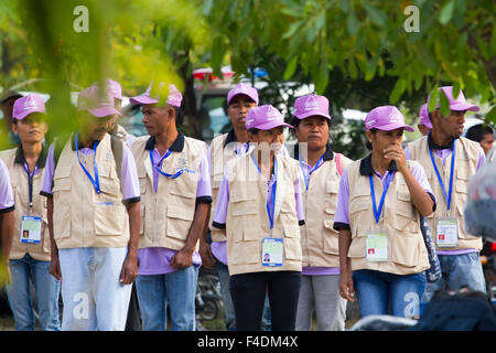 Lo Staff di polling il rivestimento fino a consegnare materiale elettorale ai seggi elettorali durante 2012 elezioni generali nel Timor Orientale Foto Stock