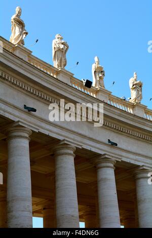 Le statue sulla sommità del porticato di piazza San Pietro Roma Italia Foto Stock