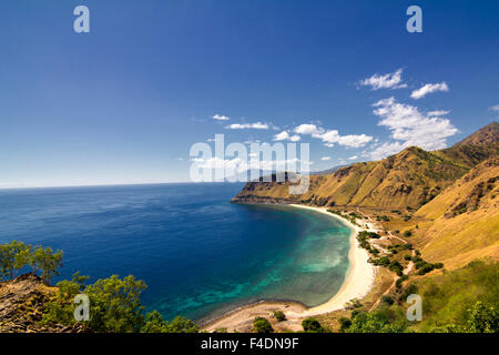 Spiaggia tropicale in Timor orientale come visto dal Cristo Rei statua a Dili, Timor orientale Foto Stock