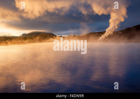 La luce del tramonto sullo streaming bocchette geotermica presso Bjarnarflag, Myvatn, Nordhurland Eystra, Islanda. Foto Stock