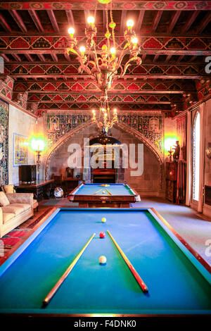 La sala giochi con tavoli da biliardo all'interno del Castello Hearst e nei pressi di San Simeone in California Foto Stock