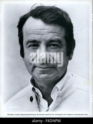 1976 - Walter Matthau gioca il ruolo in ''Pete 'n' Tillie. di un marito erranti. ''Pete 'n Tillie. stelle cameriere Matthas e Carol Burnett, e co-star Geraldine Page, Barry Nelson e Rene Auberjonois. La commedia-dramma è stato diretto da Martin Ritt dal produttore Julius J.'s sceneggiatura basata sul Peter De Vries novella","della strega il latte. (Credito Immagine: © Keystone Pictures USA/ZUMAPRESS.com) Foto Stock