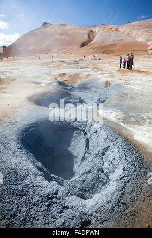 Il gorgogliamento vulcanica piscine di fango a Hverir, Myvatn, Nordhurland Eystra, Islanda. Foto Stock