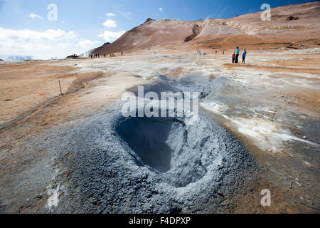 Il gorgogliamento vulcanica piscine di fango a Hverir, Myvatn, Nordhurland Eystra, Islanda. Foto Stock