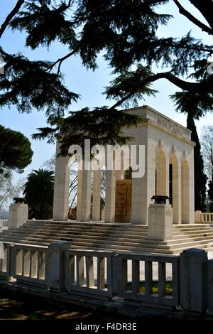 Un memoriale per i morti di assedio di Roma nel 1849 su Via Garibaldi, Roma. Foto Stock