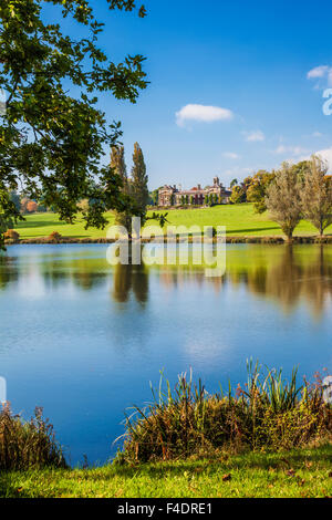 Veduta autunnale del lago sulla struttura Bowood Station Wagon nel Wiltshire. Foto Stock