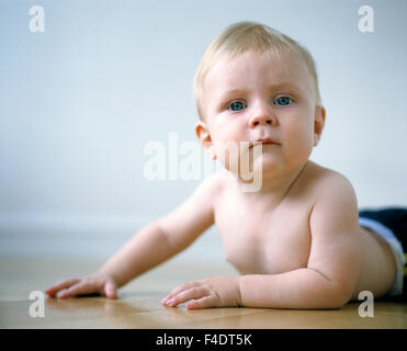 Un ritratto di un 6 mesi baby boy. Foto Stock