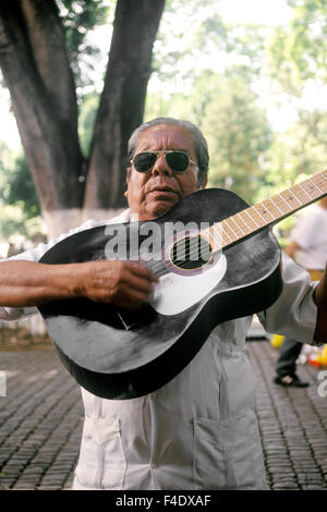 Un chitarrista esegue nella piazza principale della città di Oaxaca. Città di Oaxaca. Oaxaca, Messico. Foto Stock