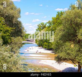 Monaco di Baviera, Germania vista panoramica del fiume Isar a Monaco di Baviera. Persone per godere del sole e previsioni sulle rive del fiume Foto Stock