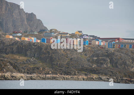 La Groenlandia, Qeqqata comune, Sisimiut (aka Holsteinsborg), ghiaccio più meridionale porta libera. Bay e la zona portuale vista di Sisimiut con le sue tipiche case colorate. (Formato di grandi dimensioni disponibili). Foto Stock