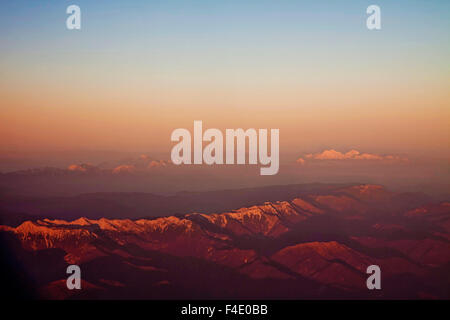 Montagna spettacolare vista aerea dal volo Trieste-Munich al tramonto Foto Stock
