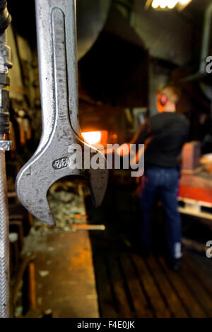 Un lavoratore in una fucina ax, Svezia. Foto Stock