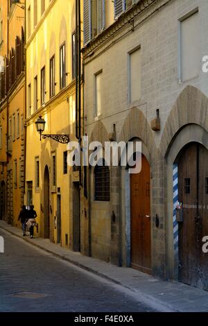 Tardo pomeriggio di sole su una strada a Firenze Italia Foto Stock