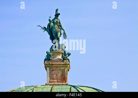 Monaco di Baviera, Germania - Hofgarten, Bavaria statua sulla parte superiore del padiglione rotondo dedicato alla dea Diana, costruito nel 1615. Foto Stock