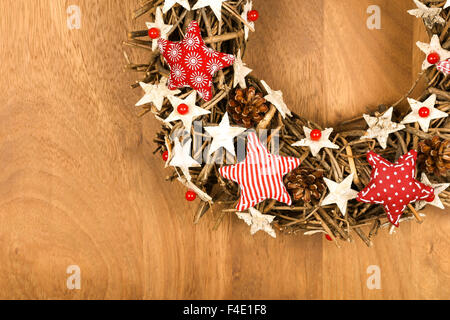 Natale ghirlanda fatta a mano decorazione Shabby Chic in legno bianco stelle con rosso Gingham tessuto pattern su sfondo di legno - ret Foto Stock