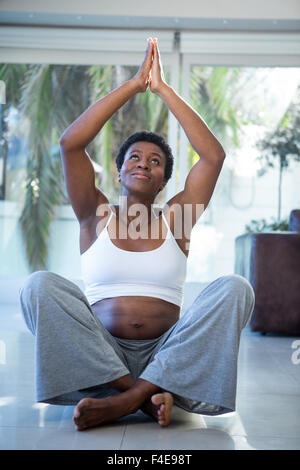 Donna che guarda verso l'alto mentre la pratica dello yoga Foto Stock