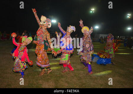 Navaratri, il festival delle notti, dura nove giorni, con tre giorni ciascuna dedicata al culto di Durga, la dea del valor, Lakshmi, la dea della ricchezza e Saraswati, la dea della conoscenza. Assaporerete il digiuno e riprende la normale vita di milioni di indù e molte persone si uniscono in danze religiose in serata. Foto Stock