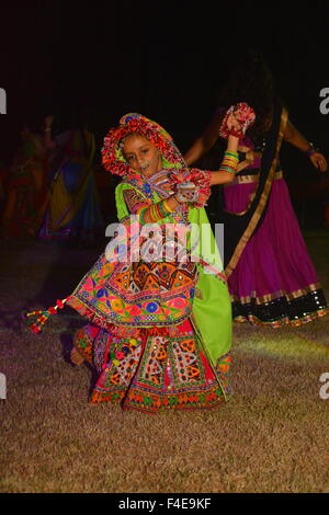 Navaratri, il festival delle notti, dura nove giorni, con tre giorni ciascuna dedicata al culto di Durga, la dea del valor, Lakshmi, la dea della ricchezza e Saraswati, la dea della conoscenza. Assaporerete il digiuno e riprende la normale vita di milioni di indù e molte persone si uniscono in danze religiose in serata. Foto Stock