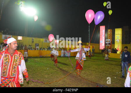 Navaratri, il festival delle notti, dura nove giorni, con tre giorni ciascuna dedicata al culto di Durga, la dea del valor, Lakshmi, la dea della ricchezza e Saraswati, la dea della conoscenza. Assaporerete il digiuno e riprende la normale vita di milioni di indù e molte persone si uniscono in danze religiose in serata. Foto Stock