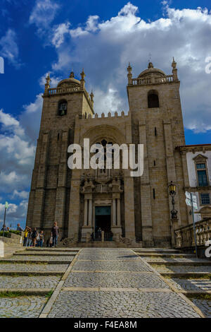 Xii secolo cattedrale Porto vista frontale in una giornata di sole. Settembre, 2015. Porto, Portogallo. Foto Stock