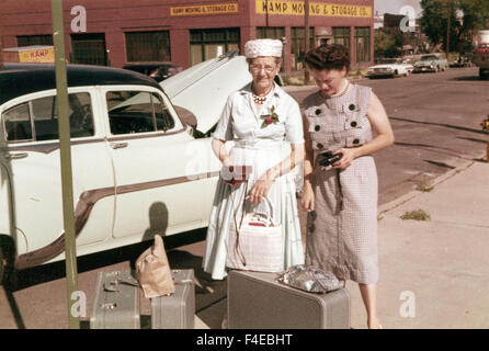 Viaggiare in treno Amtrak intorno agli Stati Uniti nei primi anni sessanta. viaggio. donne in attesa con le valigie il marciapiede, abiti alla moda ladies Foto Stock