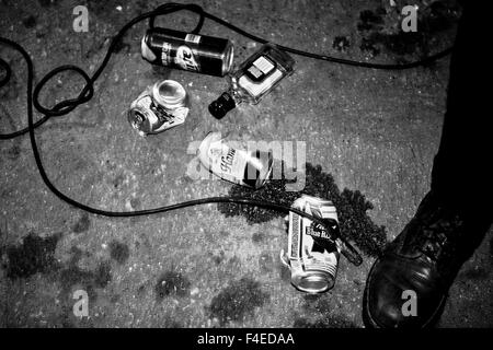 Vuoto schiacciato di lattine di birra sul pavimento di cemento dopo il seminterrato per punk rock show. Facciamo finta che i record Band, vacanza, di Cincinnati, Ohio. Sessione di foto dopo la mostra a 700 Sud Lincoln Street, Bloomington, Indiana. Settembre 21, 2012. Foto Stock