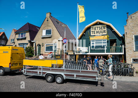 4 Luglio, 2014 noleggio biciclette è un grande affare sull isola di Terschelling, qui vicino al traghetto di atterraggio in West Terschelling Foto Stock