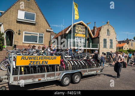 4 Luglio, 2014 noleggio biciclette è un grande affare sull isola di Terschelling, qui vicino al traghetto di atterraggio in West Terschelling Foto Stock