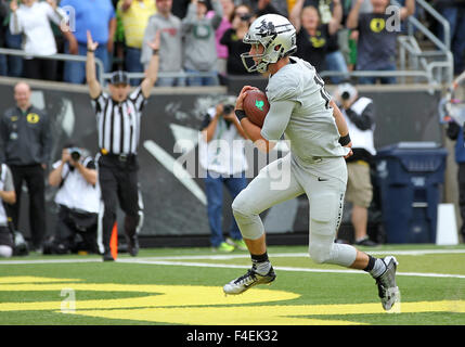 Autzen Stadium, Eugene, OR, Stati Uniti d'America. 10 ottobre, 2015. Oregon Ducks quarterback Taylor Alie (12) durante il NCAA Football gioco tra le anatre e il Washington State Cougars a Autzen Stadium, Eugene, o. Larry C. Lawson/CSM/Alamy Live News Foto Stock