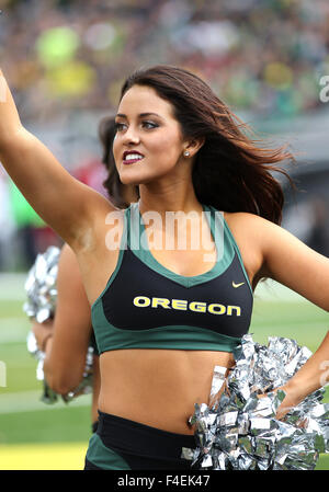 Autzen Stadium, Eugene, OR, Stati Uniti d'America. 10 ottobre, 2015. Un Oregon cheerleader durante il NCAA Football gioco tra le anatre e il Washington State Cougars a Autzen Stadium, Eugene, o. Larry C. Lawson/CSM/Alamy Live News Foto Stock