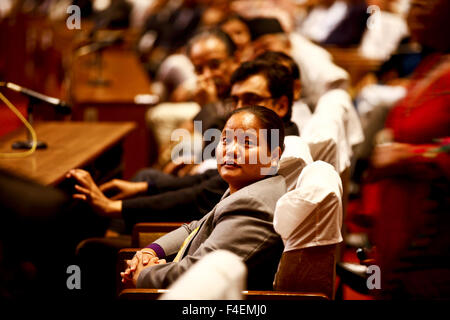 Kathmandu, Nepal. Xvi oct, 2015. Onsari Gharti Magar (anteriore) partecipa alla elezione del Parlamento europeo relatore presso la casa del parlamento, Kathmandu, Nepal, 16 ottobre 2015. Onsari Gharti Magar è stato unanimemente eletto come l'altoparlante del Nepal il Parlamento il venerdì sera. Ella divenne il primo altoparlante femmina nella storia parlamentare del paese dell'Himalaya. © Pratap Thapa/Xinhua/Alamy Live News Foto Stock