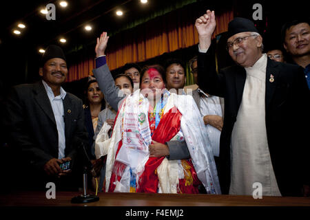 Kathmandu, Nepal. Xvi oct, 2015. Il neo-eletto Presidente del Nepal Onsari Parlamento Gharti Magar (C) anteriore onde dopo l elezione al parlamento, Kathmandu, Nepal, 16 ottobre 2015. Onsari Gharti Magar è stato unanimemente eletto come l'altoparlante del Nepal il Parlamento il venerdì sera. Ella divenne il primo altoparlante femmina nella storia parlamentare del paese dell'Himalaya. © Pratap Thapa/Xinhua/Alamy Live News Foto Stock