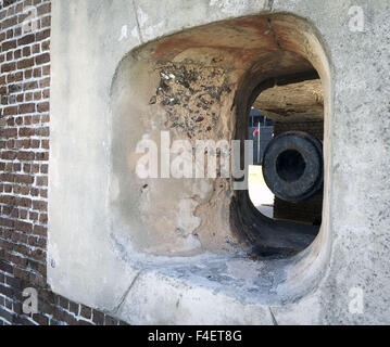 Charleston, Carolina del Sud, Stati Uniti d'America. Xvi oct, 2015. Unione dei soldati che occupano Fort Sumter, un mare fort alla bocca del porto di Charleston in Carolina del Sud, udito il primo colpo sparato con rabbia a 4:30 a.m. venerdì 12 aprile, 1861 in quello che sarebbe diventato la guerra civile americana. A metà dicembre Carolina del Sud ha votato per la secessione da parte dell' Unione europea dove da noi grande esercito Robert Anderson, con circa 85 soldati, consolidato il suo comando occupando Fort Sumter, una per la maggior parte in mattoni e malta fort solo 90% completato. A seguito di una 34 Ore di attacco da parte di ribelli o di truppe Confederate, Anderson era costretto a sur Foto Stock