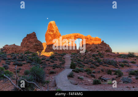 La torretta Arch all'alba nel Parco Nazionale di Arches, Utah Foto Stock