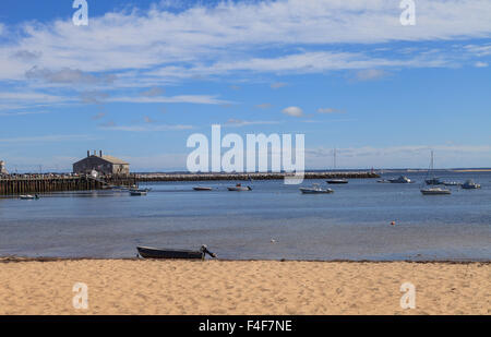 A Provincetown, Massachusetts, Cape Cod pier e spiaggia e vista oceano. Foto Stock