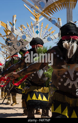 Stati Uniti d'America, Utah, Bluff. White Mountain Apache ballerini di corona a Utah Navajo Fair Elder Fest. Foto Stock