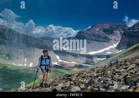 Escursionista femmina sul Monte Timpanogos, vicino Timpanoeke Trail, vicino al Sundance e provo, Uinta-Wasatch-Cache National Forest, Utah. Foto Stock