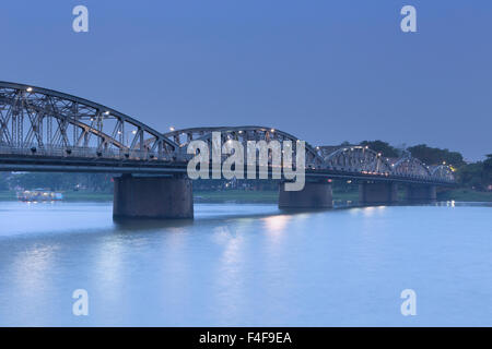 Vista panoramica di Truong Tien bridge di notte, tonalità, Vietnam Foto Stock