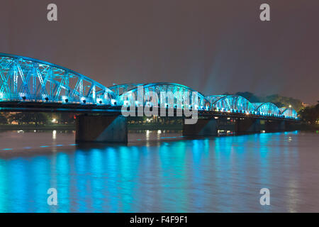 Vista panoramica di Truong Tien bridge di notte, tonalità, Vietnam Foto Stock