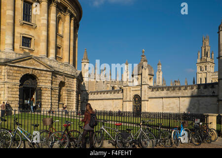 Una visita alla storica città universitaria di Oxford Oxfordshire Inghilterra UK Radcliffe Camera e tutte le anime College come si vede nella scoperta delle streghe Foto Stock