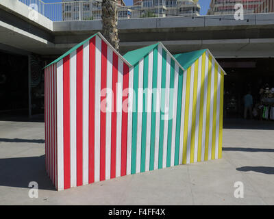 Pittoresca spiaggia di scatole sul porto di Malaga quay Foto Stock