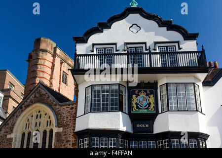 Dettaglio della parte superiore storie di Mol's Coffee House (1596) e la torre della chiesa di San Martino, Exeter, Devon. Foto Stock