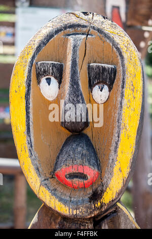 In legno pitturato maschera africana. Colpo all'aperto