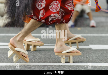 Nagoya, Aichi, Giappone. Xvii oct, 2015. Persone che indossano costumi e geta, un Giapponese Tradizionale sandalo in legno, a piedi in un corteo durante il Festival di Nagoya in Nagoya, Giappone. © Ben Weller/ZUMA filo/Alamy Live News Foto Stock