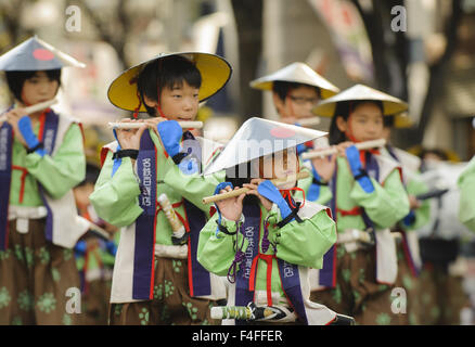 Nagoya, Aichi, Giappone. Xvii oct, 2015. I bambini giocano flauti mentre marcia in una sfilata presso il Festival di Nagoya in Nagoya, Giappone. © Ben Weller/ZUMA filo/Alamy Live News Foto Stock