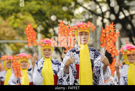 Nagoya, Aichi, Giappone. Xvii oct, 2015. Le donne di indossare abbigliamento tradizionale giapponese ballare durante una sfilata presso il Festival di Nagoya in Nagoya, Giappone. © Ben Weller/ZUMA filo/Alamy Live News Foto Stock